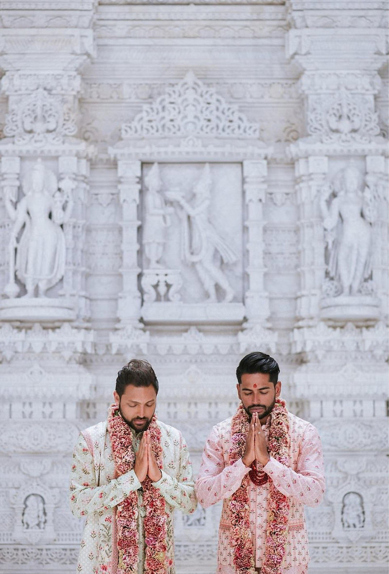 Δύο άντρες προσεύχονται