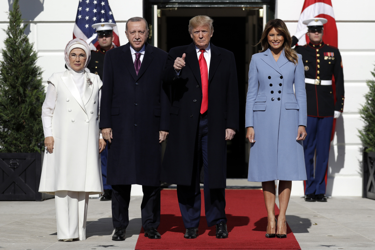 Οι πρόεδροι των ΗΠΑ και της Τουρκίας ποζάρουν με τις συζύγους τους
