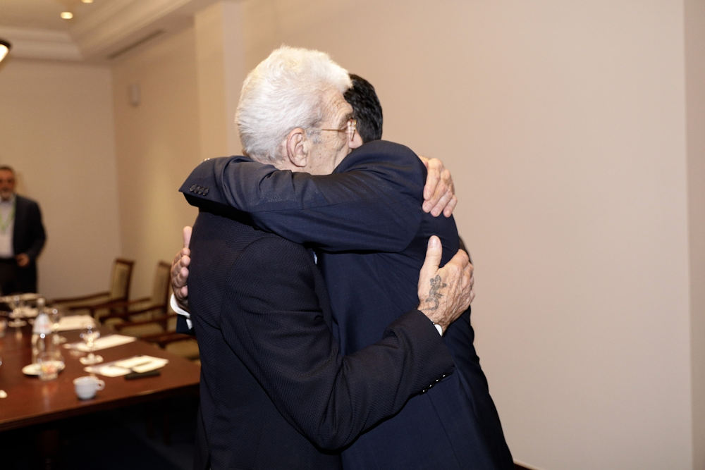 Θερμός εναγκαλισμός Ζόραν Ζάεφ και Γιάννη Μπουτάρη