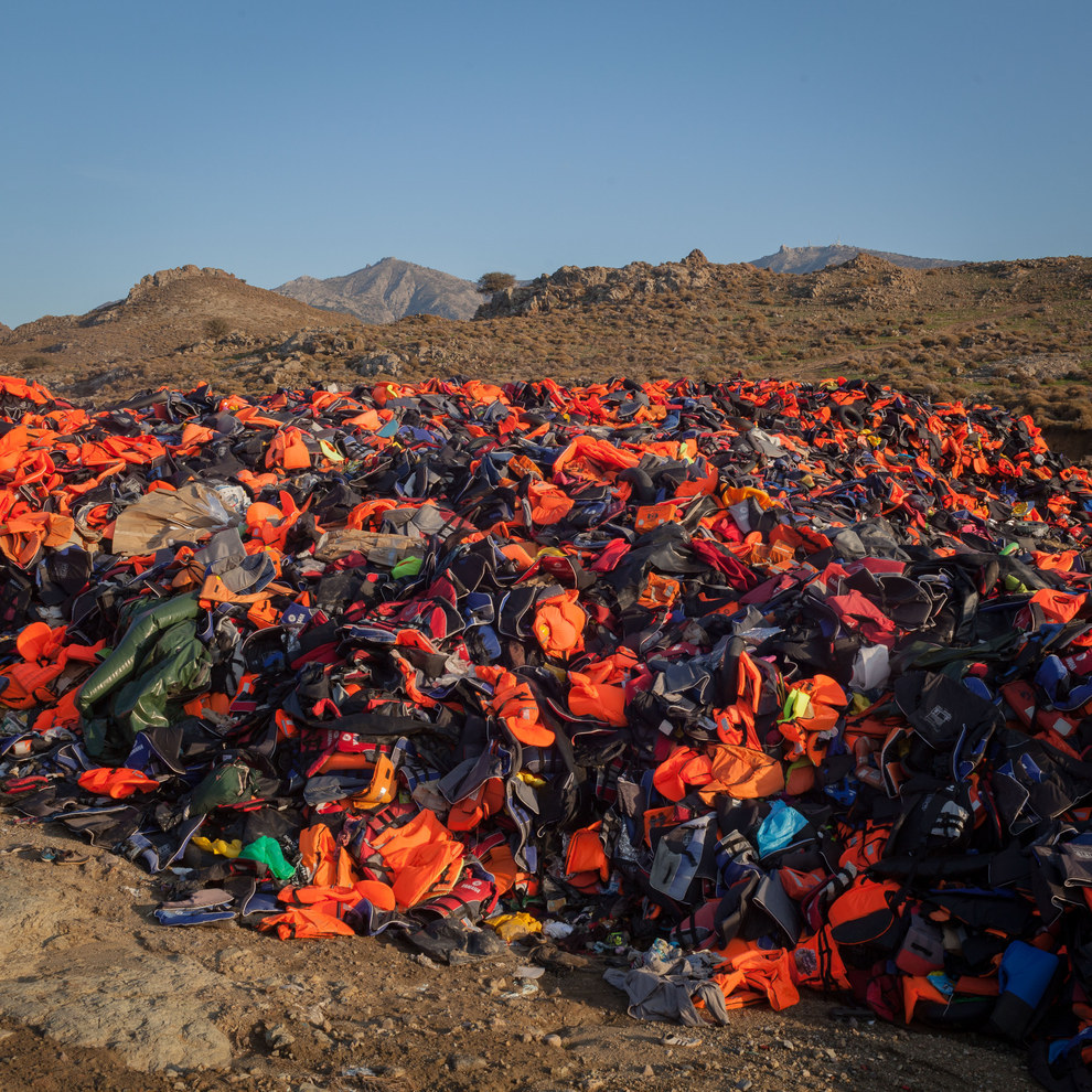 Buzzfeed: Τα χιλιάδες σωσίβια στη Λέσβο δείχνουν το πλήθος των μεταναστών  (pics) | PLUS by gazzetta