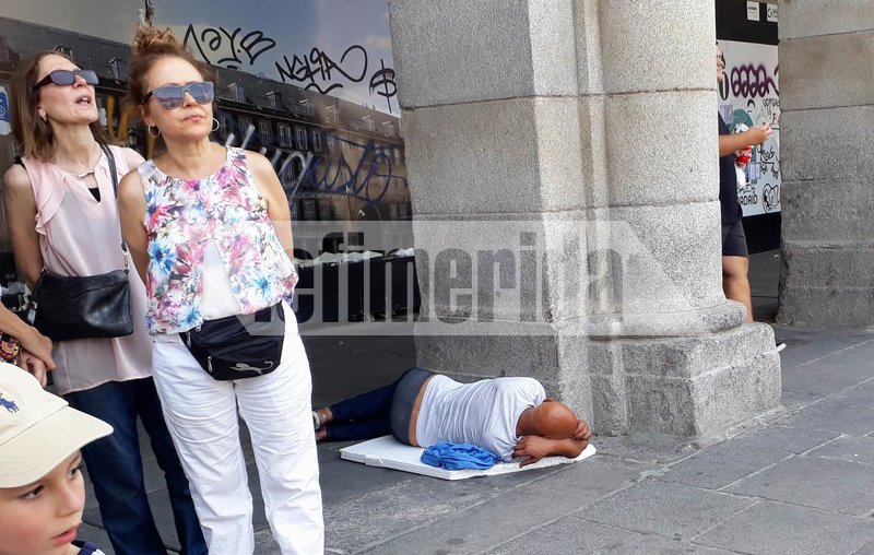 Οι άστεγοι στη Μαδρίτη αναζητούν σκιά σε υπόστεγα για να προστατευθούν από τη ζέστη
