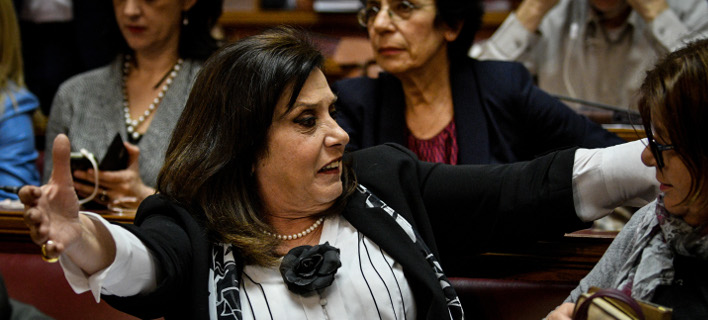 Έξαλλη η Μεγαλοοικονόμου στο καφενείο της Βουλής: Θα τα μπουμπουνίσω όλα στη σημερινή ψηφοφορία