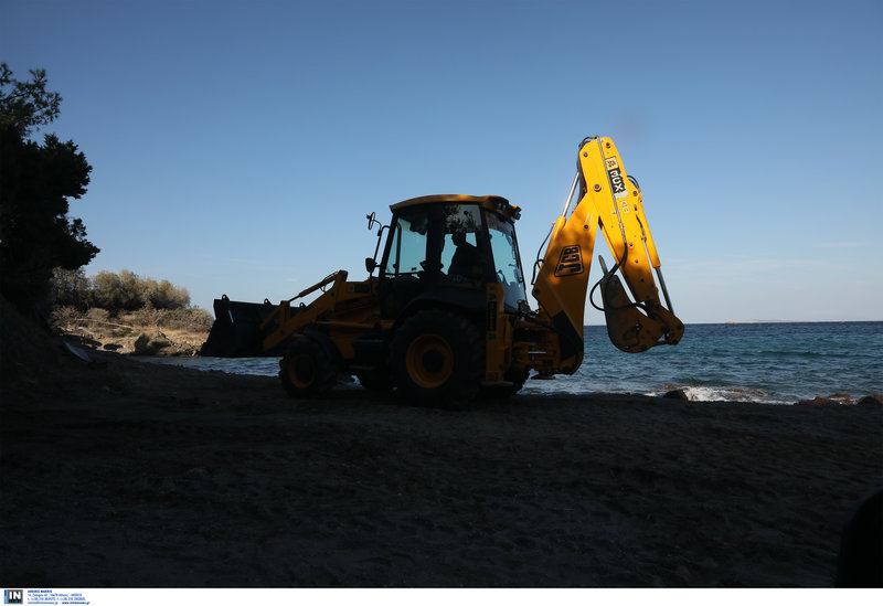 Στην Ανάβυσσο και σήμερα η μπουλντόζα για να καθαρίσει τον αιγιαλό / Φωτογραφία: Intimenews/ΛΙΑΚΟΣ ΓΙΑΝΝΗΣ