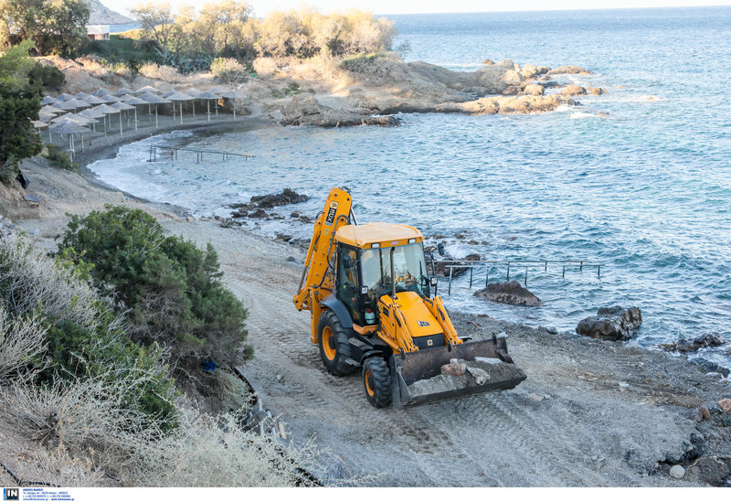 Η απομάκρυνση των μπάζων σε πλήρη εξέλιξη / Φωτογραφία: Intimenews/ΛΙΑΚΟΣ ΓΙΑΝΝΗΣ