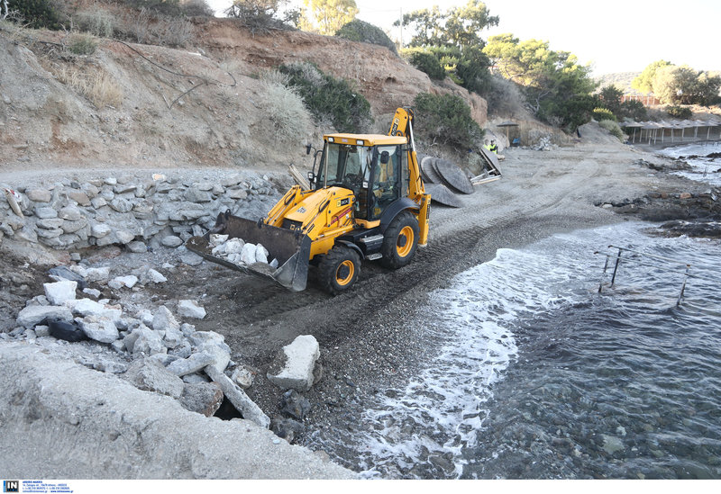 Περίεργη εικόνα η μπουλντόζα δίπλα στο κύμα / Φωτογραφία: Intimenews/ΛΙΑΚΟΣ ΓΙΑΝΝΗΣ