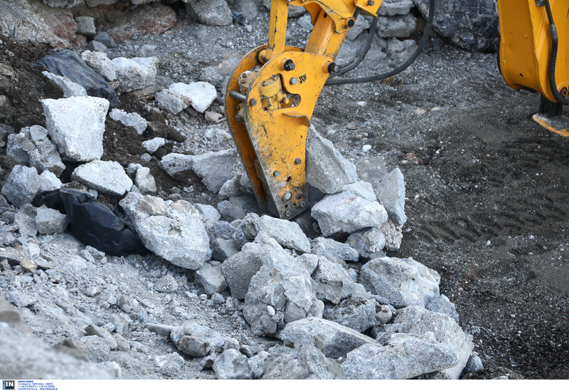 Πρώτα σπάσιμο και μετά καθάρισμα / Φωτογραφία: Intimenews/ΛΙΑΚΟΣ ΓΙΑΝΝΗΣ