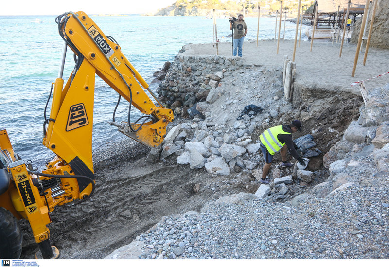 Ακόμα και με τα χέρια απομακρύνουν τα μπάζα / Φωτογραφία: Intimenews/ΛΙΑΚΟΣ ΓΙΑΝΝΗΣ