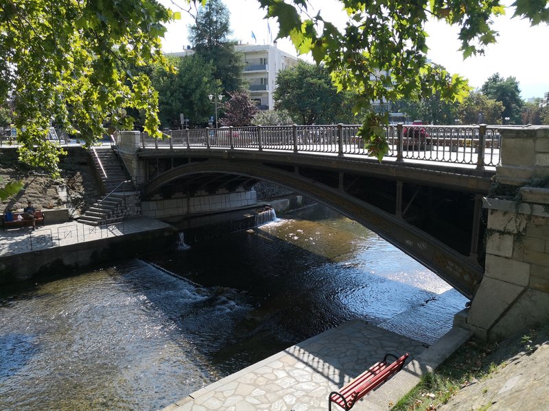 Σημαντικό γεγονός αποτέλεσε η κατασκευή της χυτοσιδερένιας κεντρικής γέφυρας στον ποταμό Ληθαίο.