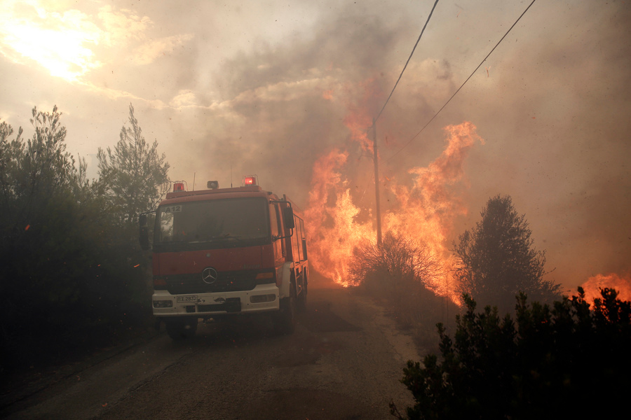 Μάχη με τις φλόγες δίνουν οι πυροσβέστες στον Ν. Βουτζά -Φωτογραφία:ΑΠΕ ΜΠΕ/ΑΛΕΞΑΝΔΡΟΣ ΒΛΑΧΟΣ