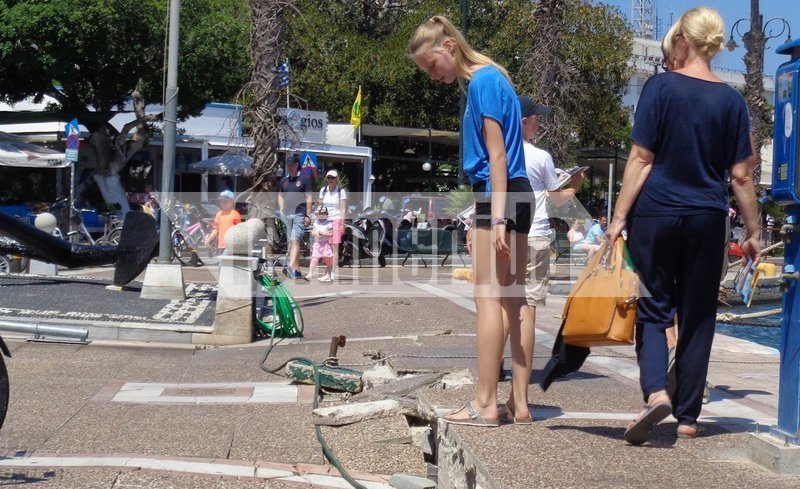 Επισκέπτες του νησιού... χαζεύουν τα χαλάσματα στο λιμάνι 