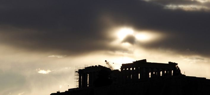 Fitch: Κίνδυνος για πιο αυστηρά capital controls λόγω κόκκινων δανείων