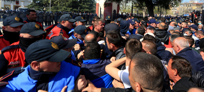 ΔιαδηλωτÎÏ‚ ήÏθαν στα χÎÏια με αστυνομιικοÏÏ‚ Îξω από τη Βουλή στα ΤίÏανα (ΦωτογÏαφία:ΑΡ / Hektor Pustina)