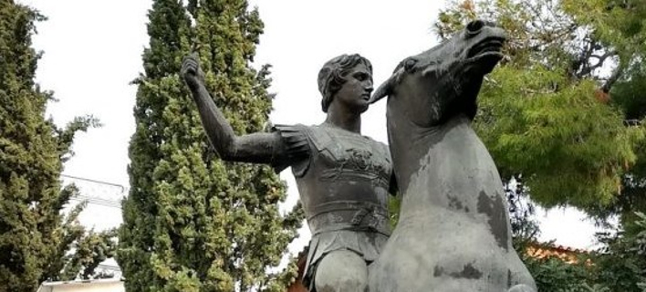 Το άγαλμα ÏοÏ
αÏεικονίζει Ïον Î. ÎλÎξανδÏο καβάλα ÏÏον ÎοÏ
κεÏάλα ÏοÏ
Îιάννη ΠαÏÏά