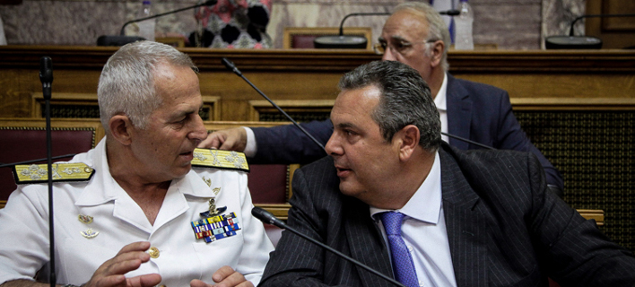 Ο Ναύαρχος Αποστολάκης με τον πρώην πλέον υπουργό Αμυνας Πάνο Καμμένο στην Βουλή- φωτογραφία eurokinissi