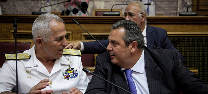 Ο Ναύαρχος Αποστολάκης με τον πρώην πλέον υπουργό Αμυνας Πάνο Καμμένο στην Βουλή- φωτογραφία eurokinissi