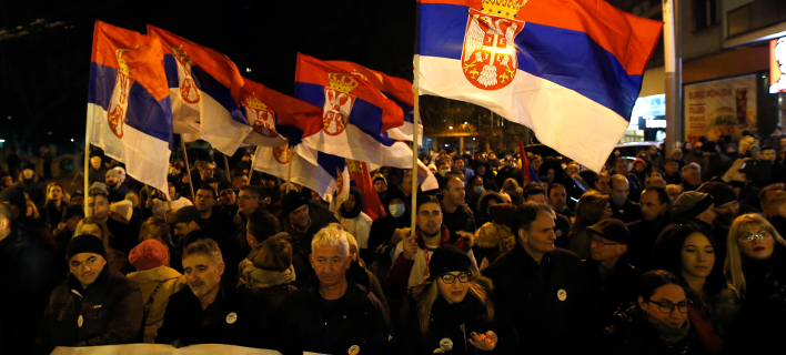Οι διαδηλωτές επιμένουν στο αίτημα να παραιτηθεί ο Σέρβος πρόεδρος (Φωτογραφία: ΑΡ/Darko Vojinovic)