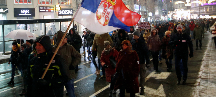 To χιόνι και το τσουχετρό κρύο στο Βελιγράδι δεν πτόησαν τους διαδηλωτές (Φωτογραφία: ΑΡ/Darko Vojinovic)