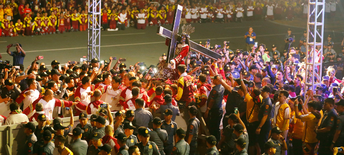 Πλήθη Φιλιππινέζων «πολιορκούν» το άγαλμα του Μαύρου Ναζωραίου στη Μανίλα (Φωτογραφία: ΑΡ/Bullit Marquez)