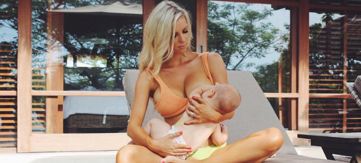Η εκρηκτική Ελληνοαγγλίδα blogger που την κατακρίνουν όλοι γιατί κρατά το μωρό της κάπως... περίεργα [εικόνες]