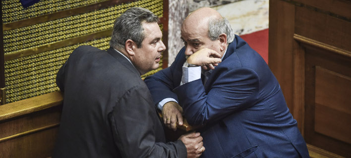 Ο Νίκος Βούτσης και ο Πάνος Καμμένος συζητούν στη Βουλή / Φωτογραφία: EUROKINISSI/ΤΑΤΙΑΝΑ ΜΠΟΛΑΡΗ