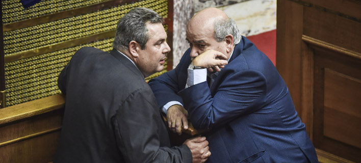 Ο Νίκος Βούτσης και ο Πάνος Καμμένος συζητούν στη Βουλή / Φωτογραφία: EUROKINISSI/ΤΑΤΙΑΝΑ ΜΠΟΛΑΡΗ