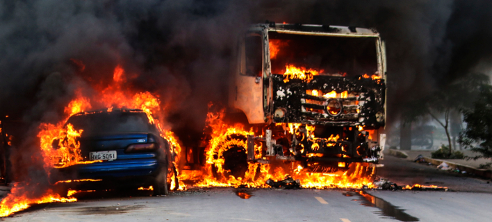 Συμμορίες έκαψαν οχήματα και καταστήματα στη βορειοανατολική Βραζιλία σε αντίποινα για τη σκλήρυνση των μέτρων στις φυλακές (Φωτογραφία: AP/Alex Gomes/O Povo))