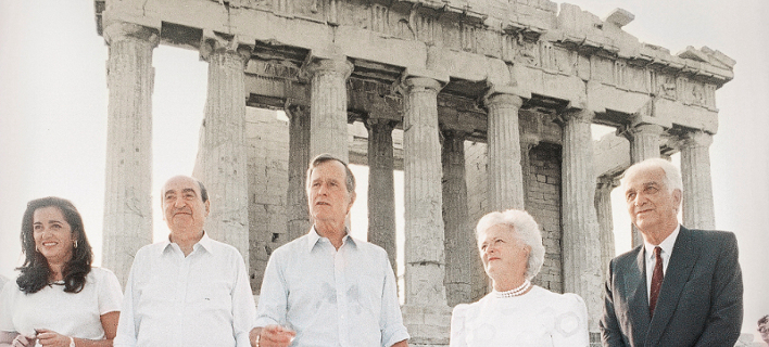 O Tζορτζ και η Μπάρμπαρα Μπους στην Ακρόπολη/ Φωτογραφία: AP