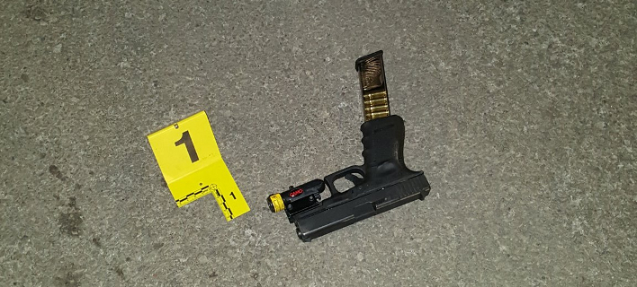Ενα από τα όπλα που βρέθηκαν στον τόπο όπου πυροβολήθηκε ο 17χρονος -Φωτογραφία: Chicago police