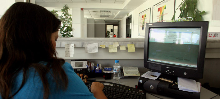 ÎšÎ±Ï„Î±ÏÎ³ÎµÎ¯Ï„Î±Î¹ Ï„Î¿ Ï„Î­Î»Î¿Ï‚ ÎµÏ€Î¹Ï„Î·Î´ÎµÏÎ¼Î±Ï„Î¿Ï‚ Î³Î¹Î± Î±Î³ÏÏŒÏ„ÎµÏ‚ ÎºÎ±Î¹ ÎµÎ»ÎµÏÎ¸ÎµÏÎ¿Ï…Ï‚ ÎµÏ€Î±Î³Î³ÎµÎ»Î¼Î±Ï„Î¯ÎµÏ‚ Î¼Îµ Â«Î±Î´ÏÎ±Î½Î®Â» Î¼Ï€Î»Î¿ÎºÎ¬ÎºÎ¹Î± -Î¦Ï‰Ï„Î¿Î³ÏÎ±Ï†Î¯Î±: EUROKINISSI/Î¤Î‘Î¤Î™Î‘ÎÎ‘ ÎœÎ ÎŸÎ›Î‘Î¡Î—