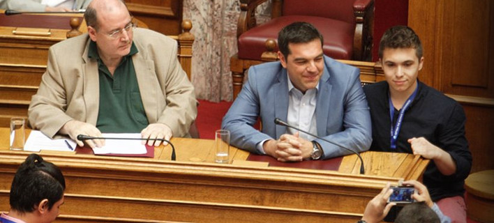 Ο Φίλης δέχτηκε επίθεση από μαθητές για Αρχαία, παρελάσεις και μάθημα θρησκευτικών