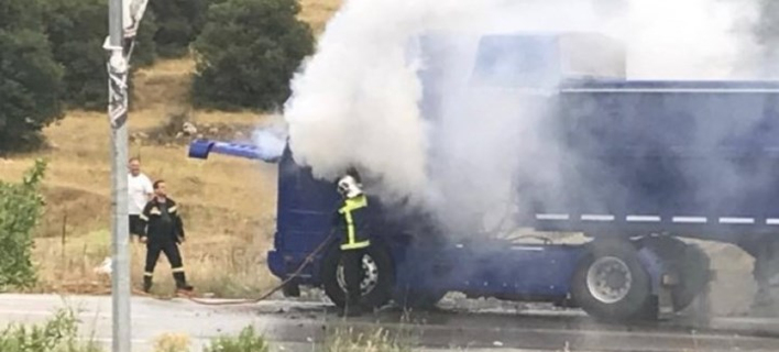 Φορτηγό τυλίχτηκε στις φλόγες εν κινήσει έξω από τον Βόλο