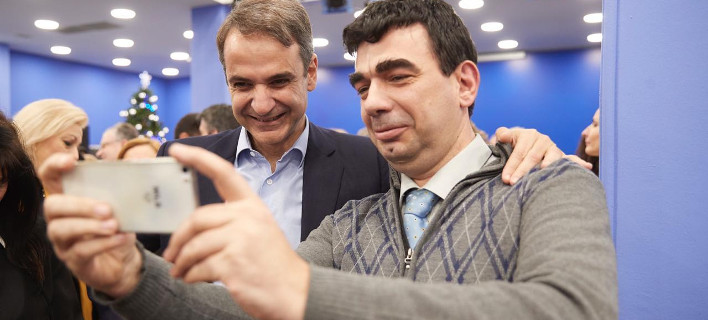 Ο Γιάννης Κομνηνός βγάζει selfie με τον πρόεδρο της ΝΔ Κυριάκο Μητσοτάκη