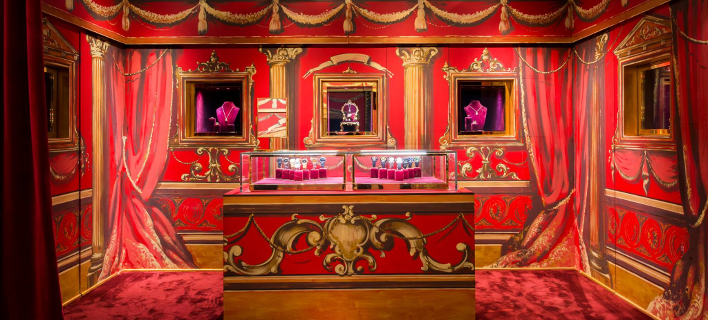 Οι Dolce & Gabbana στόλισαν τις βιτρίνες του Harrods για τα Χριστούγεννα- Παραμυθένιο σκηνικό [εικόνες & βίντεο]