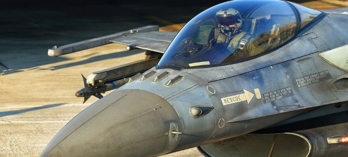 Στο κόκπιτ του F-16 της Πολεμικής Αεροπορίας