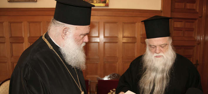 Ο Αρχιεπίσκοπος Αθηνών ΙΕρώνυμος (αριστερά) και ο Μητροπολίτης Καλαβρύτων Αμβρόσιος (δεξιά) ΧΡΗΣΤΟΣ ΜΠΟΝΗΣ/EUROKINISSI