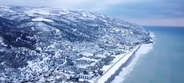 Καθηλωτικές οι εικόνες από ψηλά από τα χιονισμένα παράλια της Λάρισας (VIDEO)