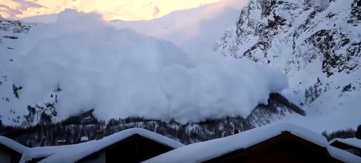 Τις δραματικές εικόνες κατέγραψε τουρίστας στο χωριό Saas Fee της Ελβετίας (Φωτογραφία: YouTube) 
