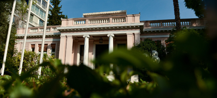 Η κυβέρνηση απειλεί τους Θεσμούς με μονομερή ενέργεια στα κόκκινα δάνεια