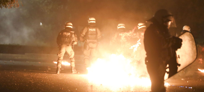 Δεύτερη νύχτα επεισοδίων στα Εξάρχεια με μολότοφ -Τραυματίστηκε ένας αστυνομικός