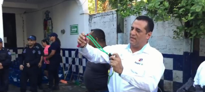Ο δήμαρχος δείχνει πώς χρησιμοποιείται μια σφεντόνα