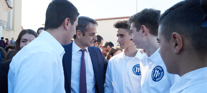 Ο Κυριάκος Μητσοτάκης με μαθητές στην Πάτρα