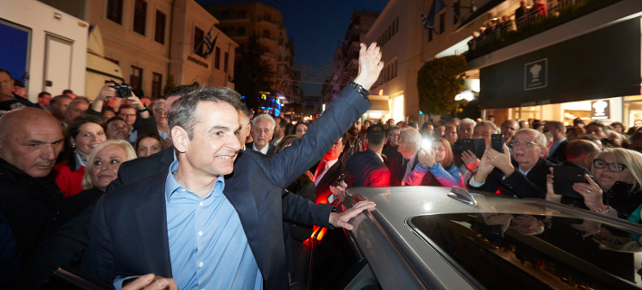 Ενθουσιασμένος ο Κυριάκος Μητσοτάκης από την υποδοχή του κόσμου στη Βέροια -Φωτογραφία: ΝΔ/ΠΑΠΑΜΗΤΣΟΣ ΔΗΜΗΤΡΗΣ
