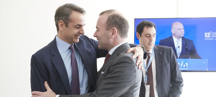 Ο ΜάνφÏεντ Î’ÎμπεÏ, δεξιά και ο ΚυÏιάκος Μητσοτάκης -ΦωτογÏαφία: ΠΑΠΑΜΗΤΣΟΣ ΔΗΜΗΤΡΗΣ