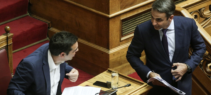 Ο Αλέξης Τσίπρας και ο Κυριάκος Μητσοτάκης στη Βουλή / Φωτογραφία: Nikos Libertas / SOOC