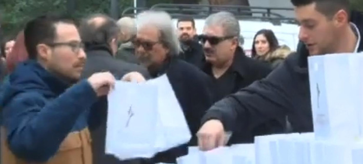 Î£Ï„Î¹Î³Î¼Î¹ÏŒÏ„Ï…Ï€Î¿ Î±Ï€ÏŒ Ï„Î¿ Î¼Î½Î·Î¼ÏŒÏƒÏ…Î½Î¿. Î£Ï„Î· Î¼Î­ÏƒÎ· Î¿ Ï€Î±Ï„Î­ÏÎ±Ï‚ Ï„Î¿Ï… Î±Î´Î¹ÎºÎ¿Ï‡Î±Î¼Î­Î½Î¿Ï… Ï„ÏÎ±Î³Î¿Ï…Î´Î¿Ï€Î¿Î¹Î¿Ï / Î¦Ï‰Ï„Î¿Î³ÏÎ±Ï†Î¯Î±: YouTube