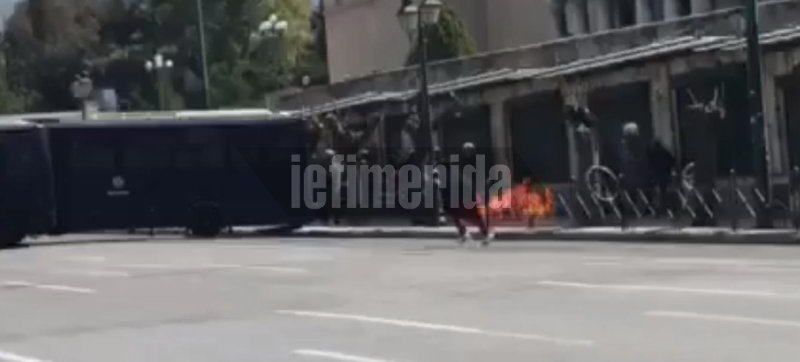 Επεισόδια στο μαθητικό συλλαλητήριο -Μολότοφ εναντίον ΜΑΤ [εικόνες]