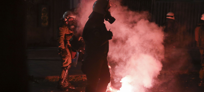 Μπαράζ επιθέσεων κατά των ΜΑΤ στο Πολυτεχνείο -Με πέτρες και μολότοφ
