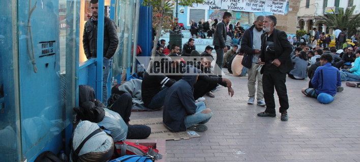 Προς επιχείρηση της ΕΛ.ΑΣ. στην πλατεία Σαπφούς στη Μυτιλήνη για απομάκρυνση των μεταναστών [εικόνες]