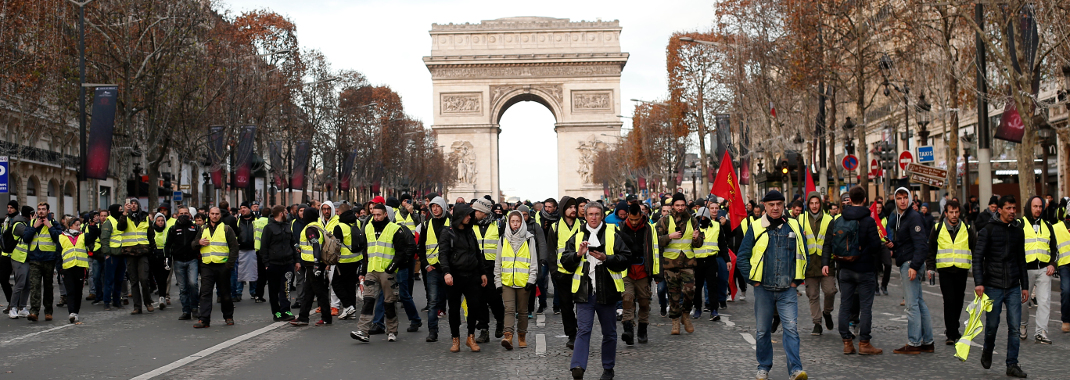 Πάνω από χίλιοι διαδηλωτές έχουν ήδη κατακλύσει την κεντρική λεωφόρο Champs Elysee (Φωτογραφία: ΑΡ/Rafael Yaghobzadeh)