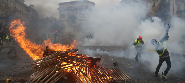 Χάος στους δρόμους του Παρισιού/ Φωτογραφία: AP- Thibault Camus